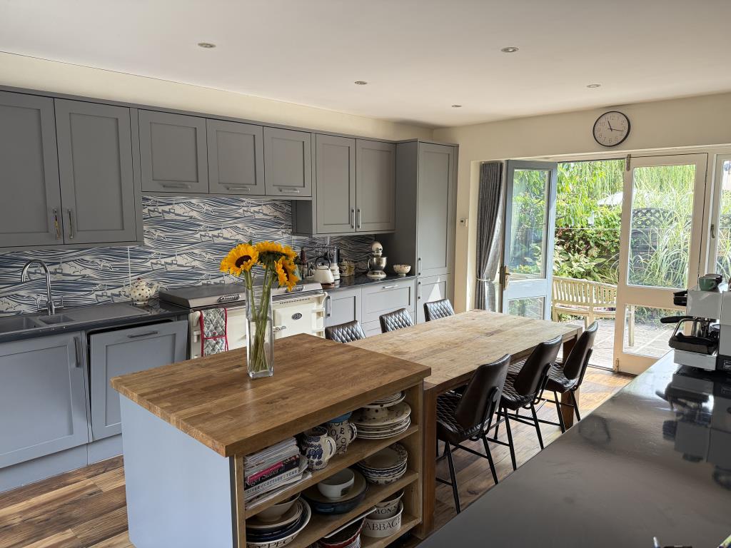 Lot: 44 - TWO COTTAGES, TWO BARNS WITH CONSENT FOR SIX TWO-BEDROOM HOLIDAY COTTAGES AND A POTTERY BARN AND CAR PARK WHICH ARE LET COMMERCIALLY - Wider view of the Kitchen & Dining Room